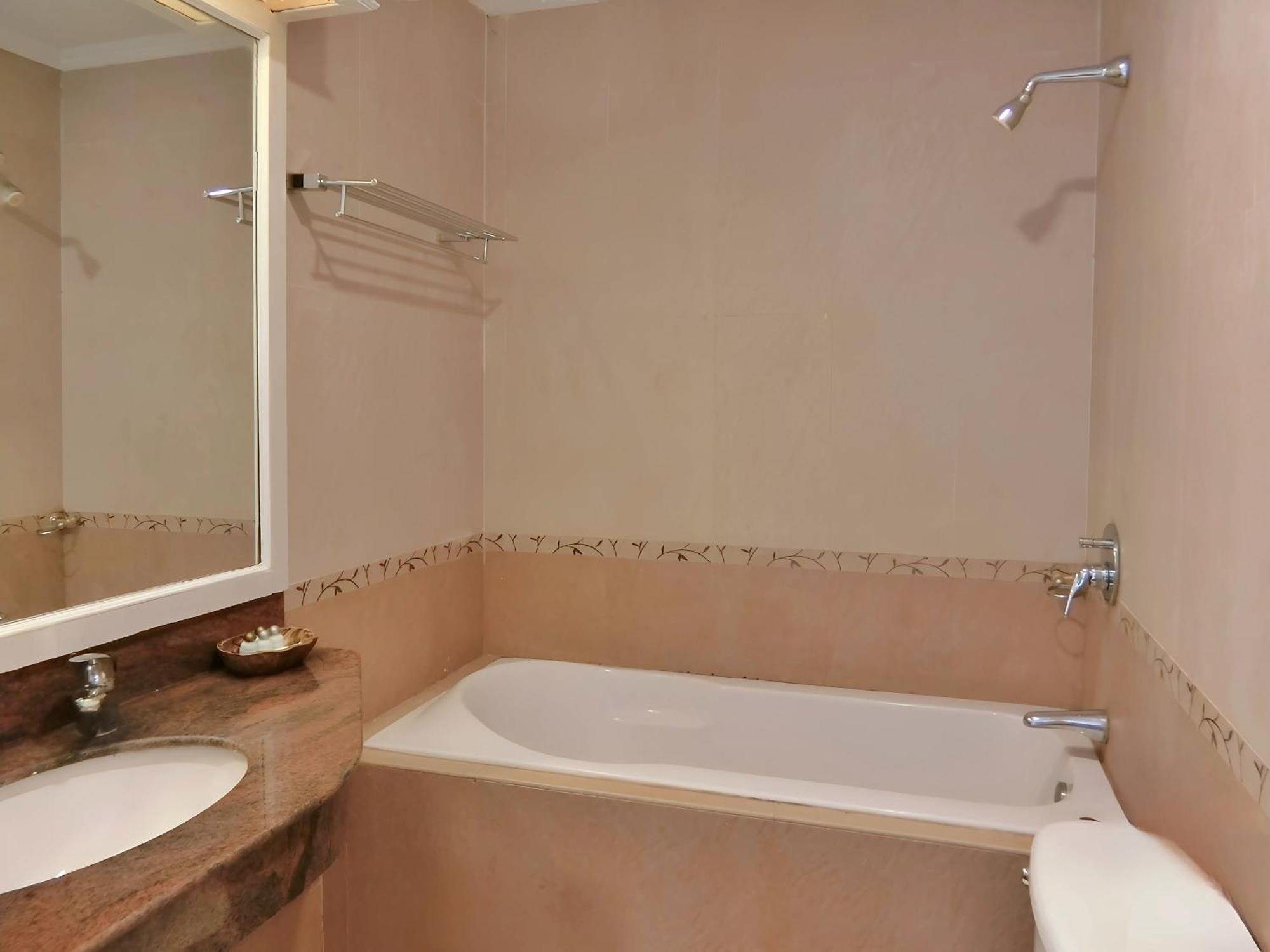 Sira Boutique Residence - Newly Renovated Patong Buitenkant foto